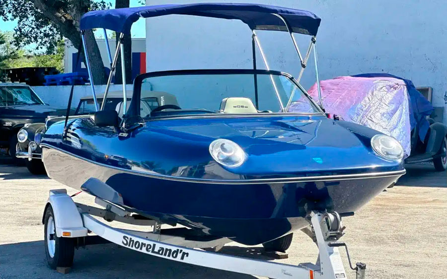 Speedboot gebaseerd op Fiat 850 Spider